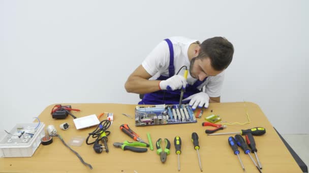 Eletricista trabalhando em sua mesa — Vídeo de Stock