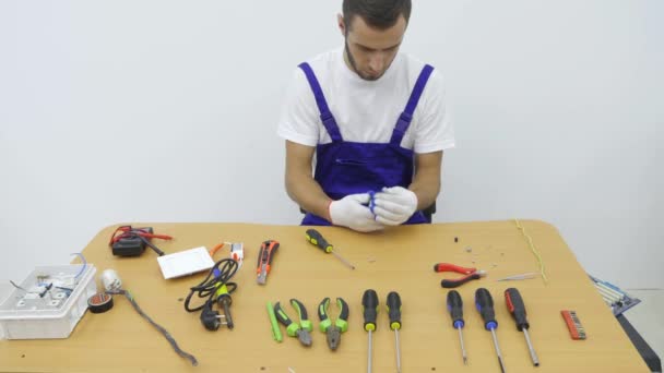 Ein Elektriker repariert den Stecker für die Steckdose — Stockvideo