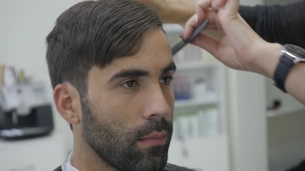 Acconciatura uomo in un parrucchiere o parrucchiere. Barbiere — Video Stock