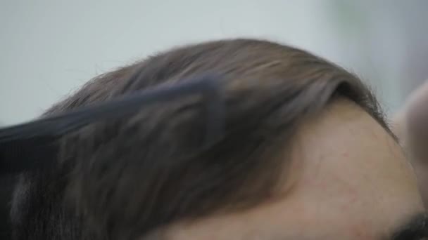 Чоловічі зачіски в перукарні або салонів краси. Перукарня — стокове відео
