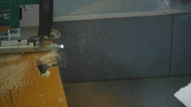 Bir ahşap tahta kesme marangoz close-up. Bir adam bir el daire testere ile ahşap bir parça keser