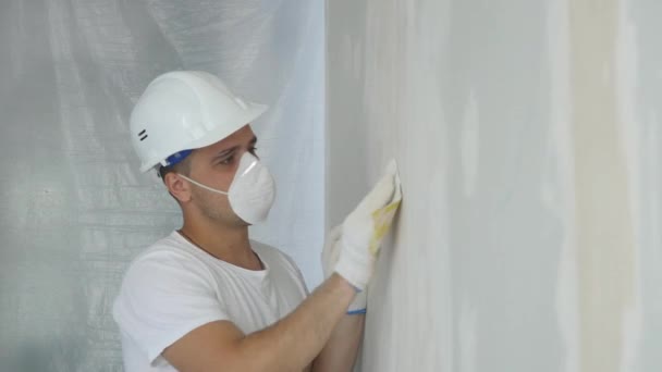 Człowiek ręcznie szlifowania gipsu ściana, bliska — Wideo stockowe