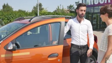 Araba Servisi, genç makinist sonraki otomobil duruyor ve bir şey o makinist görüşmeler ve dinler kadın müşteri ile tartışır onun tavsiye, servis istasyonu
