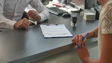 Emlakçı kadın müşteri ile sözleşme imzalama
