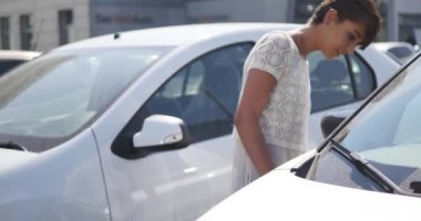 Kadın araba Bayilik gerçekten isteyen satın almak için seçme