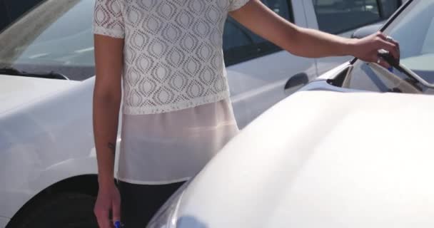 Женщина выбирает автомобиль для покупки в дилерской действительно желающих — стоковое видео