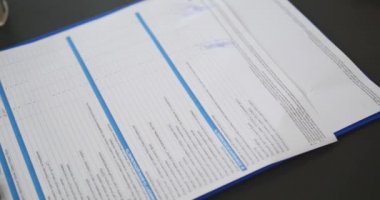 Mavi mürekkeple bir sözleşme imzalamadan el