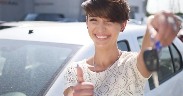 Jovem segurando chaves para carro novo auto e sorrindo para a câmera — Fotografia de Stock