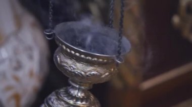 Aygıt ritüel ortasında sigara. Yakın çekim ağır çekim görüntüleri ritüel kilisenin ortasında ortasında bir sigara cihazın