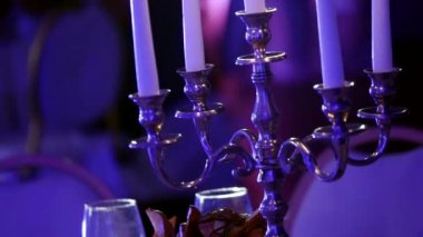 Şamdan mumlar yanıklar koyu restoran ile şamdanlar, dekoratif mum mum Mumlar yanan, ziyafet salonu dekorasyonu, sığ derinlik-in tarla