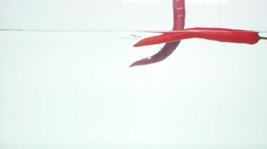 tatlı taze biberler suya düşüyor.