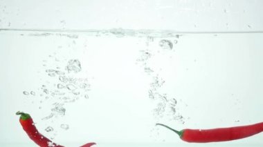 tatlı taze biberler suya düşüyor.