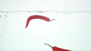 tatlı taze biberler suya düşüyor.