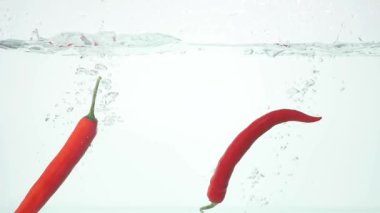 Chili suya düşüyor. Ağır çekim