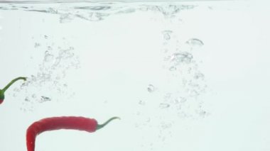 Chili suya düşüyor. Ağır çekim