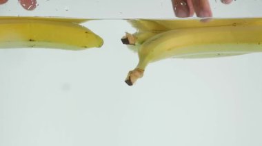 Düşen suya Slo-hareket muz