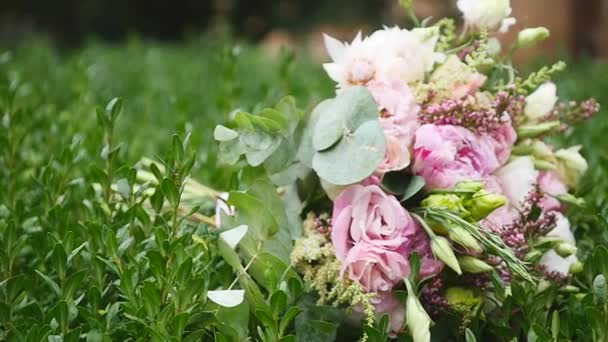 Flores do casamento buquê no fundo de grama verde — Vídeo de Stock