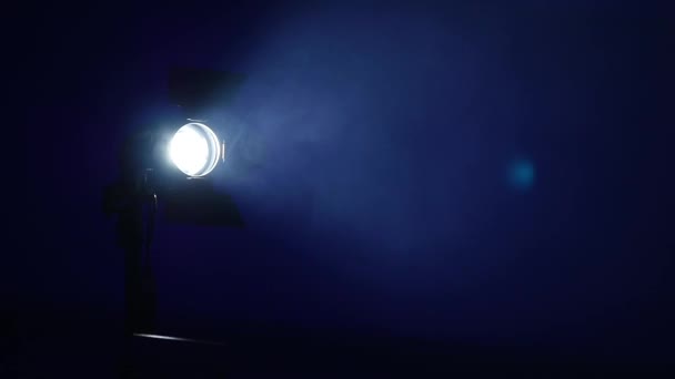 Weißer Suchscheinwerfer bewegt sich in der Dunkelheit — Stockvideo