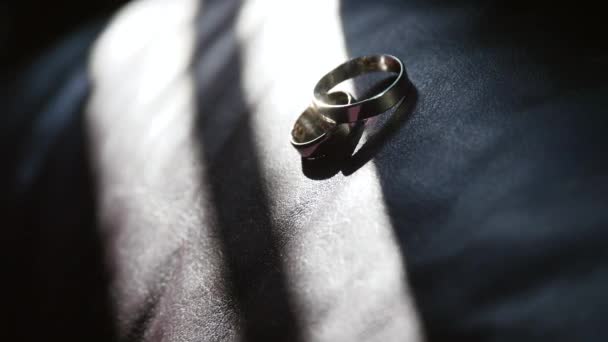 Anillos de boda sobre fondo negro — Vídeo de stock