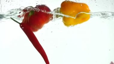 Siyah arka plan üzerine su sıçramasına taze sebze