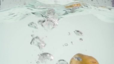 iki patates su görüntüsü