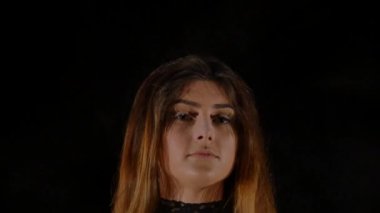 Genç kadın bir beyaz boş bulut un siyah bir arka plan.