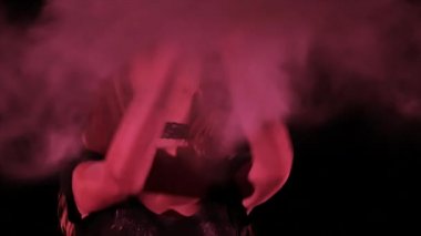 Genç kadın bir pembe boş bulut un bir çöl grunge Fabrika arka planda