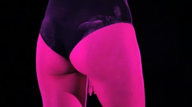 Kadın kıçında beyaz bir avuç izi.