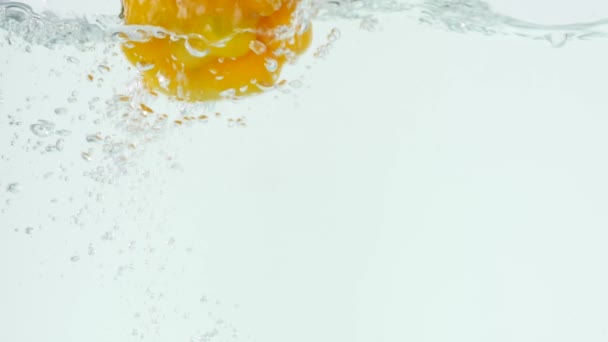 Slo-Motion ganze Orange fällt ins Wasser — Stockvideo