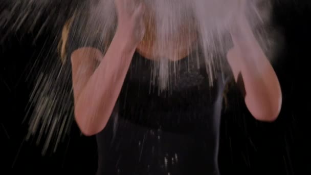 Genç kadın bir pembe boş bulut un bir çöl grunge Fabrika arka planda — Stok video