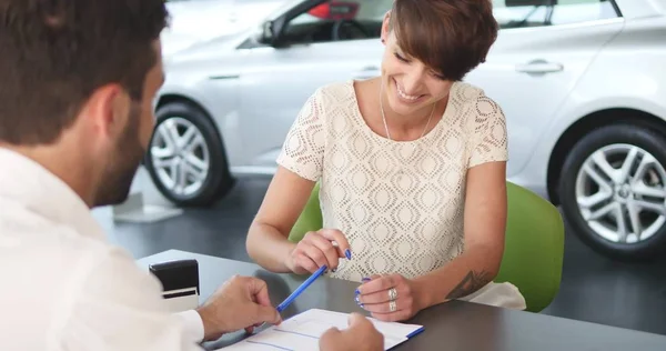 Agente inmobiliario firma contrato con cliente femenino — Foto de Stock