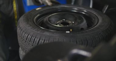 Profesyonel araba tamircisi lastik oto tamir servisi timelapse içinde tekerlek üzerinde değiştirin. Sonraki mekanik makine dengeleyici hizmeti ile tekerlek Dengeleme