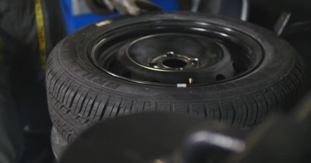 Mecânico de carro profissional substituir pneu na roda no serviço de reparação de automóveis timelapse. Próximo roda de equilíbrio mecânico com balanceador de máquina ao serviço — Vídeo de Stock