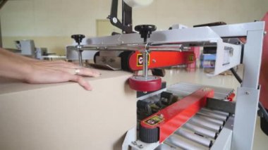 Kutuları fabrikada konveyör boyunca hareket