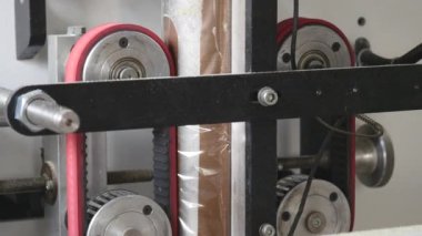 Etiket yapıştırma için otomatik makine