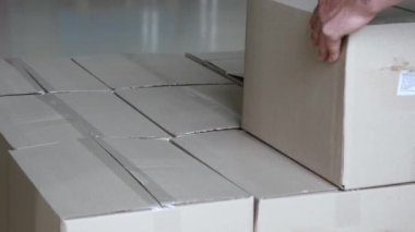 Gıda üretimi. Unlu mamüller gıda fabrika hattı üzerinde. Ekmek üretim. Konveyör bant üzerine pişmiş mal. Ekmek üretim.