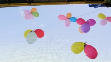 renkli balonlar metal kılavuzuna ekli
