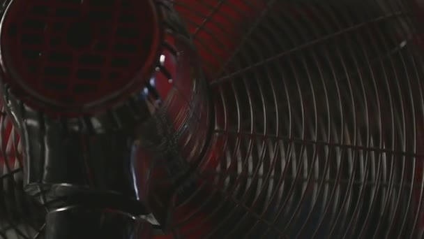 Вентилятор с сеткой, вращающееся движение — стоковое видео