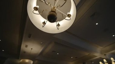 Restorandaki avize bir tatil düğününde, odanın ışığı restoranın güzel bir avize dekorasyonunun yanında sofistike bir avizenin üzerinde.