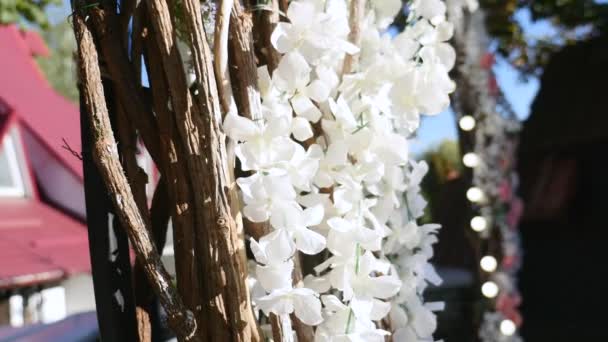 Esküvő ív díszített virágok. közelről — Stock videók
