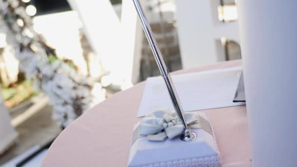 Ручка для свадебной церемонии, свадебный арочный фон — стоковое видео