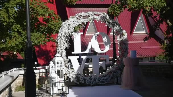 Çiçeklerle süslenmiş düğün kemeri — Stok video