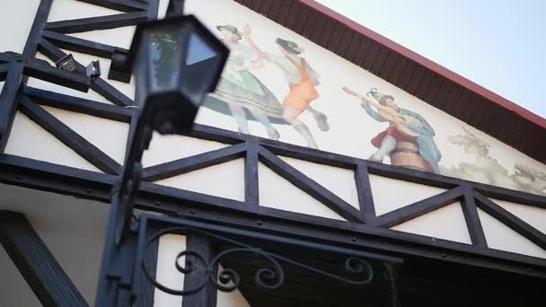 Фасад ресторана с фресками — стоковое видео