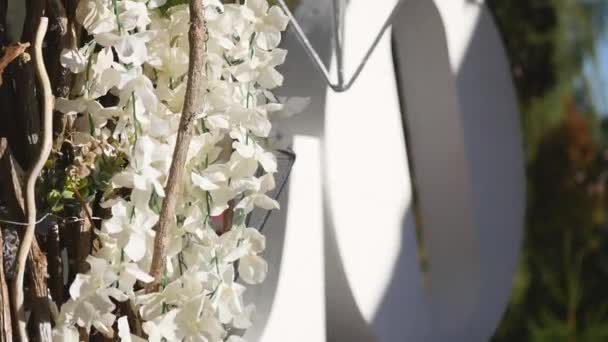 Svatební oblouk zdobí květy. Detailní záběr — Stock video
