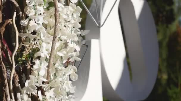 Esküvő ív díszített virágok. közelről — Stock videók