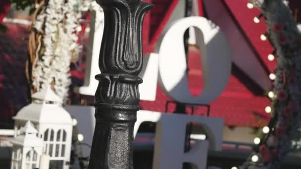 Arco de boda decorado con flores. de cerca — Vídeos de Stock