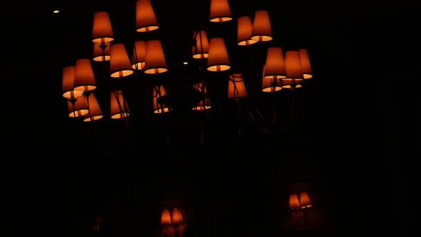 休日の結婚式のレストランでシャンデリア、休日の洗練されたスタイリッシュなシャンデリアのレストランの美しいシャンデリアの装飾による部屋の光 — ストック動画