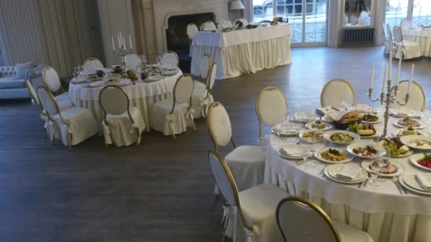 Conjunto de mesa de recepção de casamento aguardando convidados — Vídeo de Stock