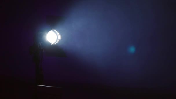 Белый прожектор движется в темноте — стоковое видео