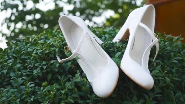 Bridal white shoes outdoors at sunny day — Stock Video